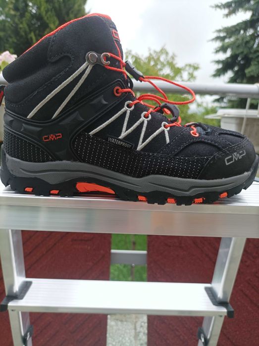 Номер 34. Естествен лак, кожена стелка. Нови. 25 лв.