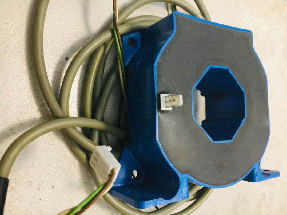 Traductoare de curent de 1000 A cu ieșire în buclă închisă.