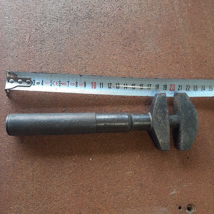 Чукове, тесла, френски ключ