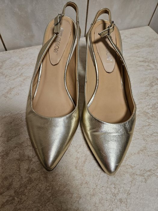 Pantofi aurii , purtați, marimea 40, imitatie piele, in stare buna,
