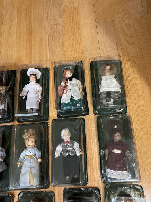 Колекция от 21бр. порцеланови кукли