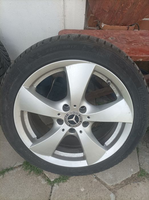 Мерцедес Джанти 17ки с зимни гуми