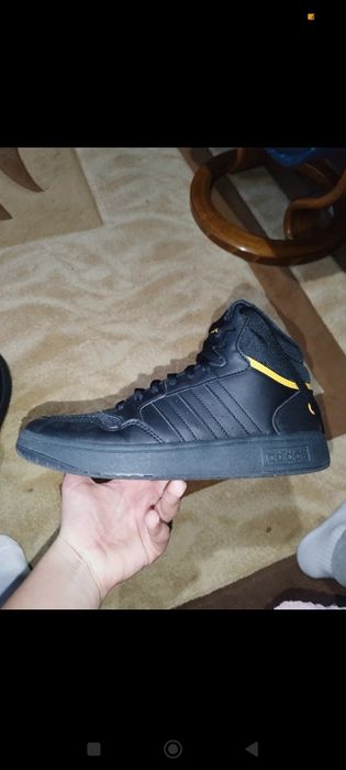 Vând adidași adidas