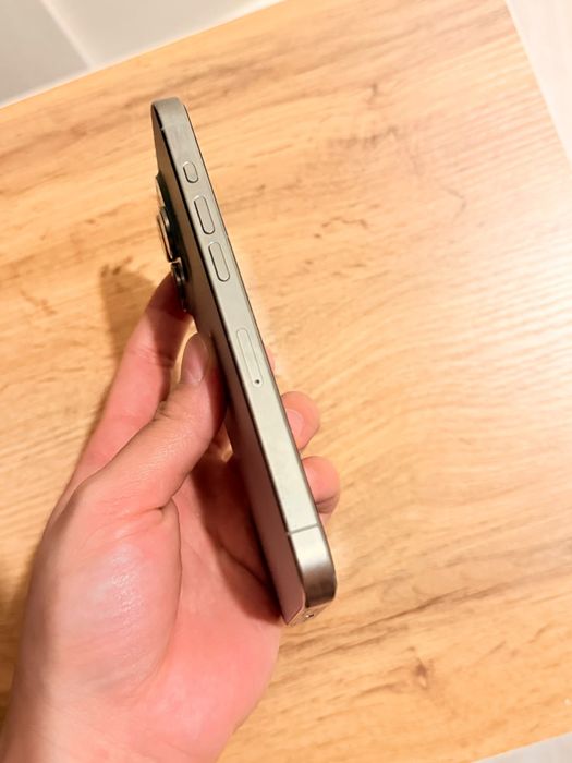 IPhone 15 pro natural titanium