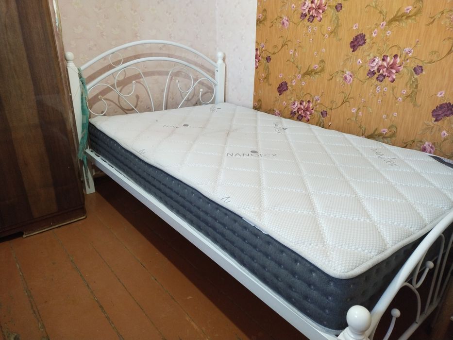 Продам кровать с матрасом