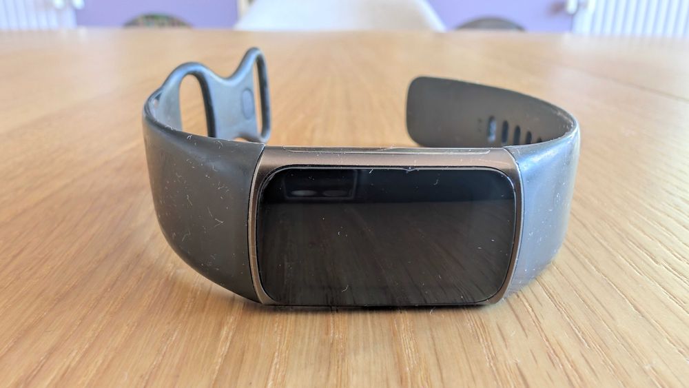 Fitbit Charge 6 фитнес тракер - използван, софтуерно блокиран