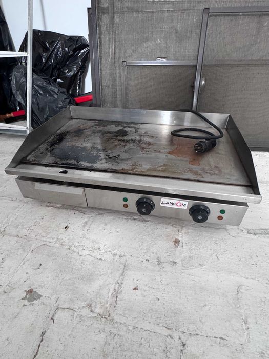 Echipamente HoReCa: mese reci, vitrine, rotisoare, plita electrica, friteuza gaz, congelator