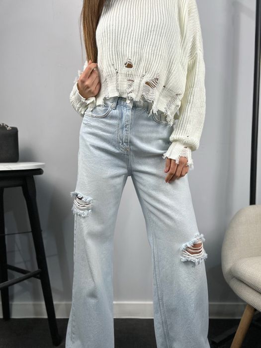 Дамски дънки в светъл деним с широк крачол