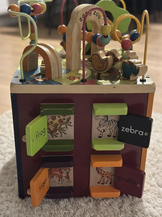 Cub de activități din lemn „Zany Zoo” de la B. toys.