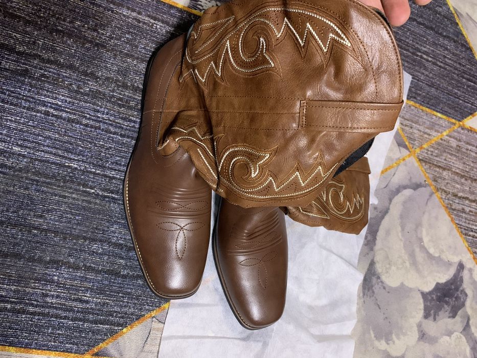 В продаже ковбойские сапоги