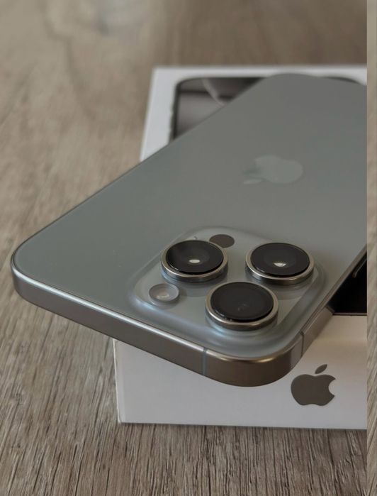 iPhone 16 pro (E-sim) 128 gb.