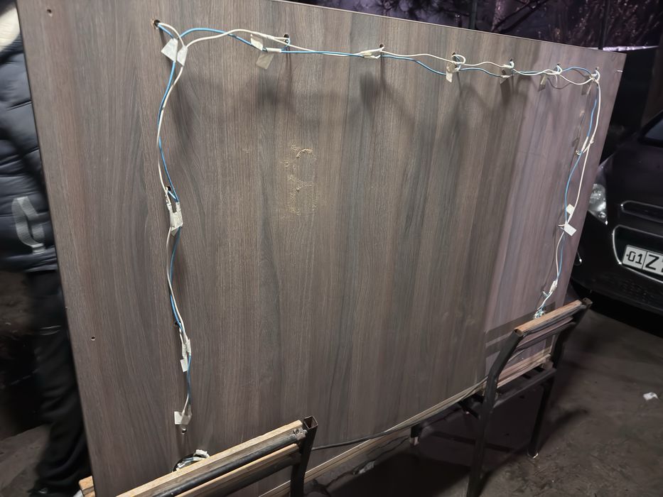 Продаются Гримёрные зеркала с лампами 4 шт для салона красоты