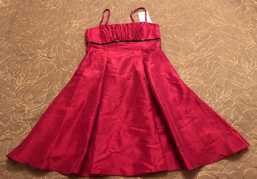 Красива нова рокля