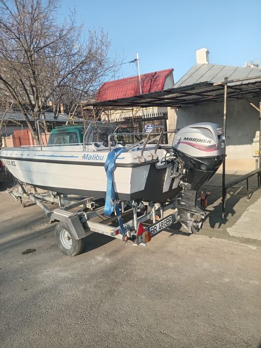 Vând barcă Malibu