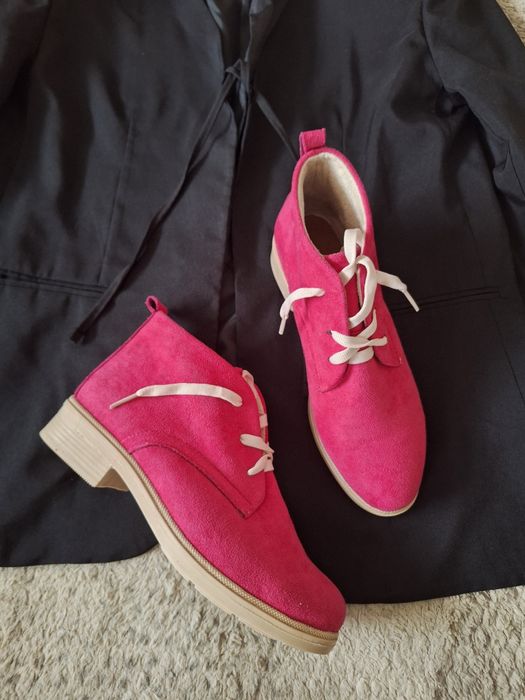 Нови розови боти