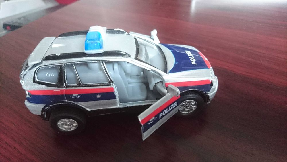 Machete ,jucarii,masini de politie BMW