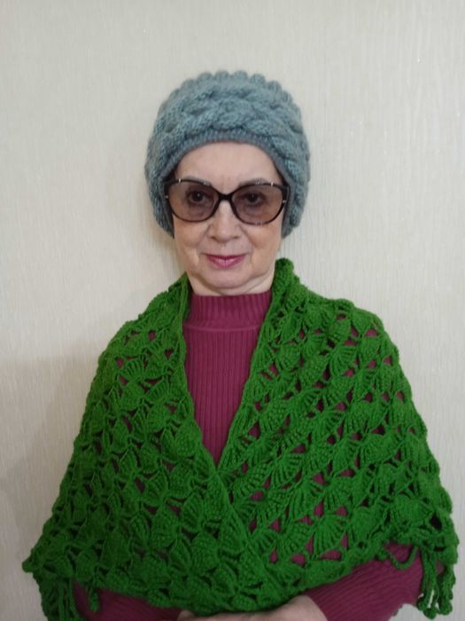 Вязаная женская шапочка