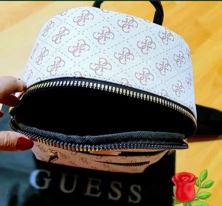 Rucsac Guess,feronerie metalica inscriptionata, saculet, etichetă