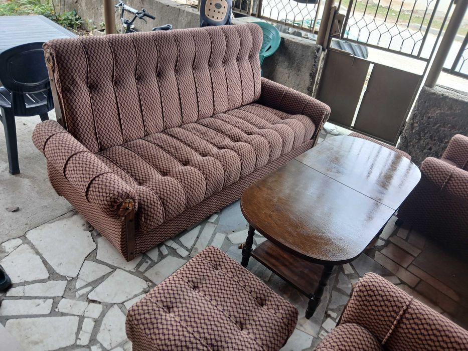 Холова гарнитура с 2 табуретки и маса