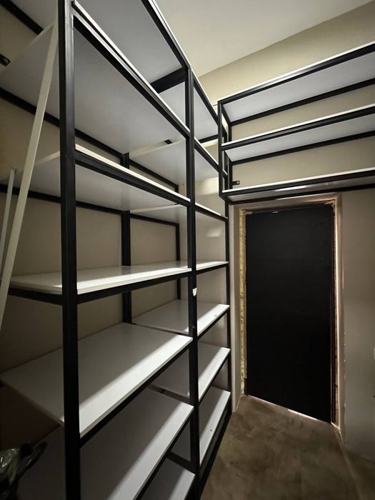 Готовые стелажи по современному дизайну для магазина одежды