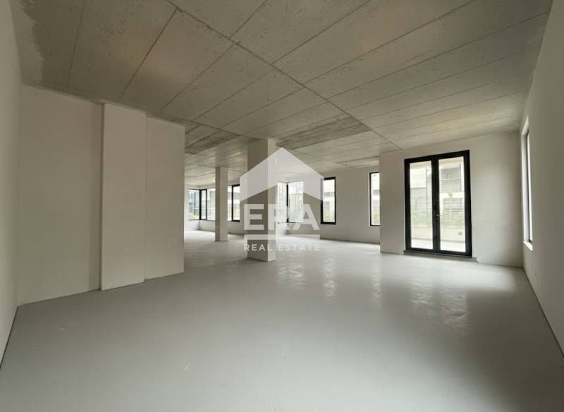 Търговски обект с градина под наем в кв. Кръстова вада