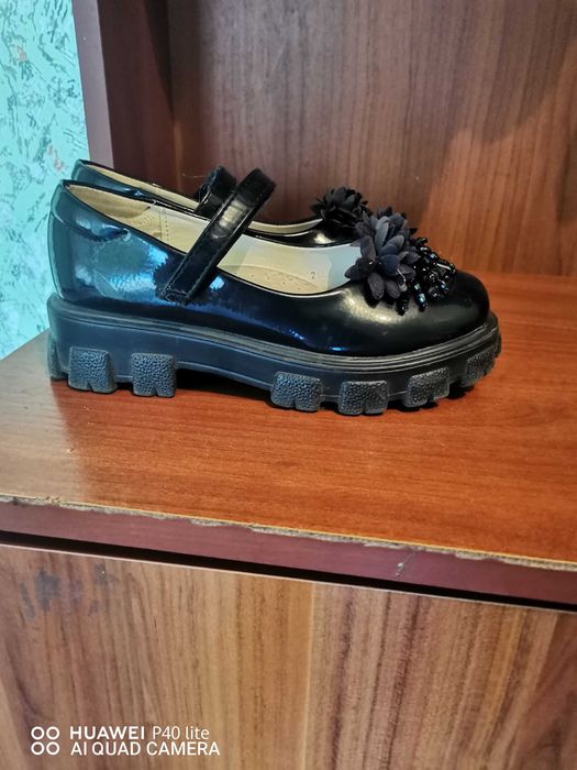 Продам школьные туфли