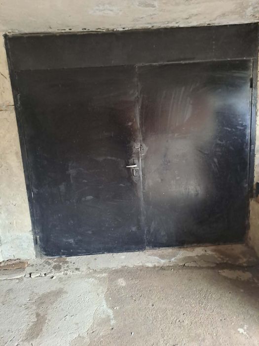 Продавам метална гаражна врата 240х230