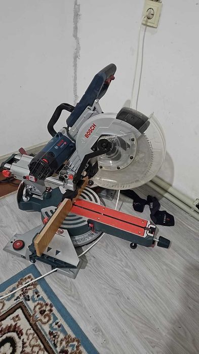 Пила торцовочная Bosch
