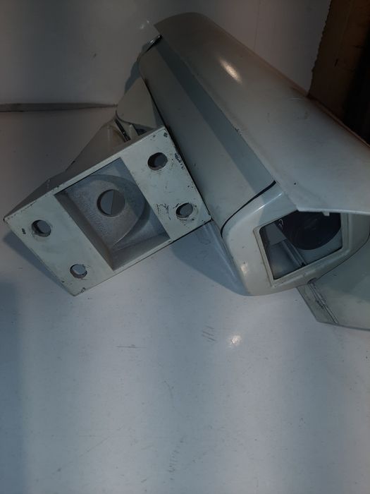 Кутия - кожух с камера за видеонаблюдение със стойка и отопление