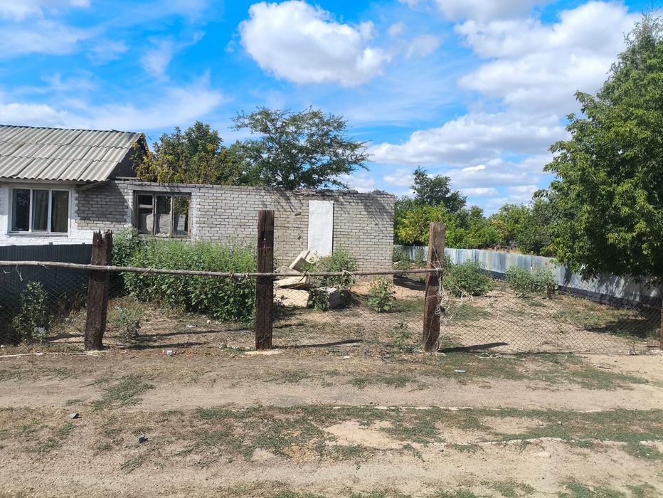 Продам участок в пригороде с недостроенным домом
