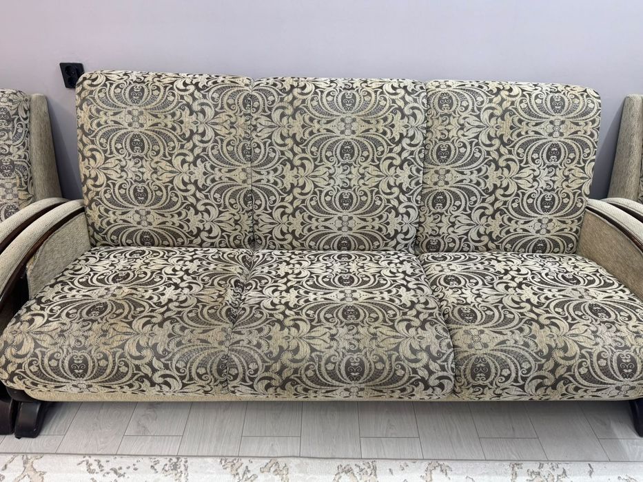 Продам диван  с  двумя креслами