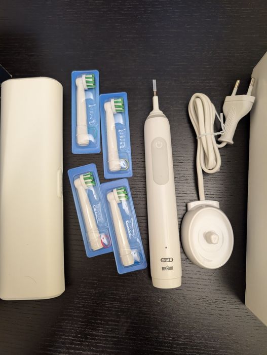 Oral B / Braun Pro 3 3500 електрическа четка за зъби + 4бр глави