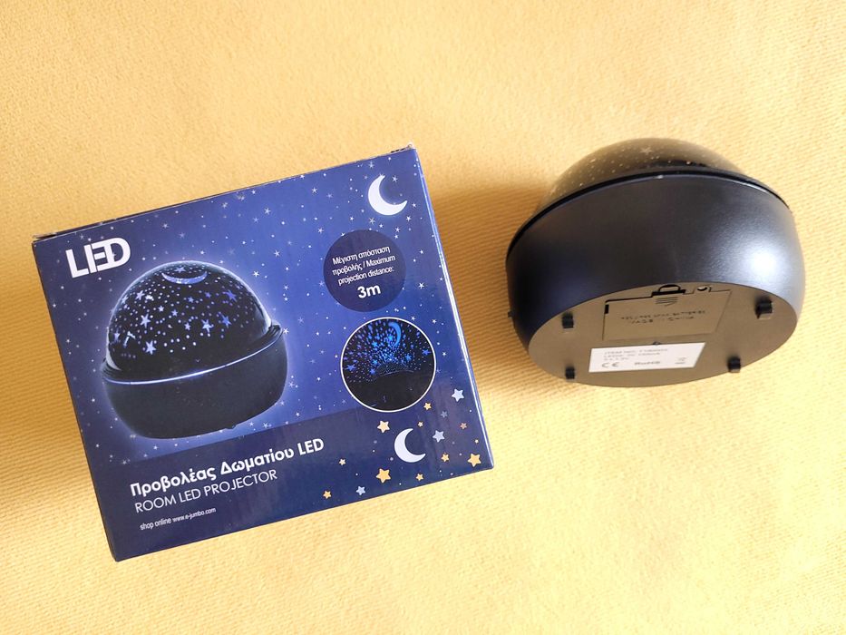 Proiector LED pe baterii - stele/luna proiectate static sau in miscare