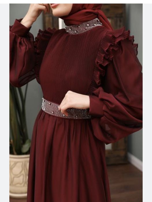 Платья на той почти новые