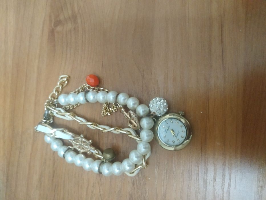 Часы с бусинками, можно часы снять и оставить один браслет