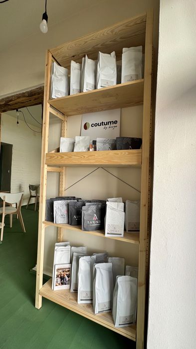 Vand 2 rafturi lemn ikea, folosite 3 luni