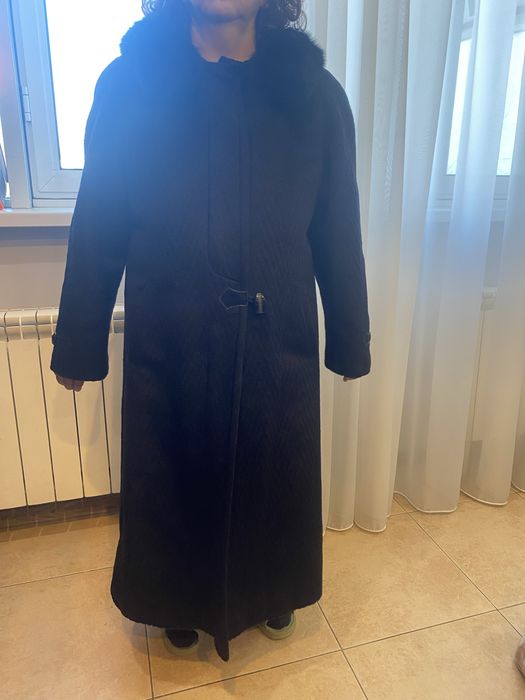 Продам женское ламовое пальто с воротником из песца в отличном состоян