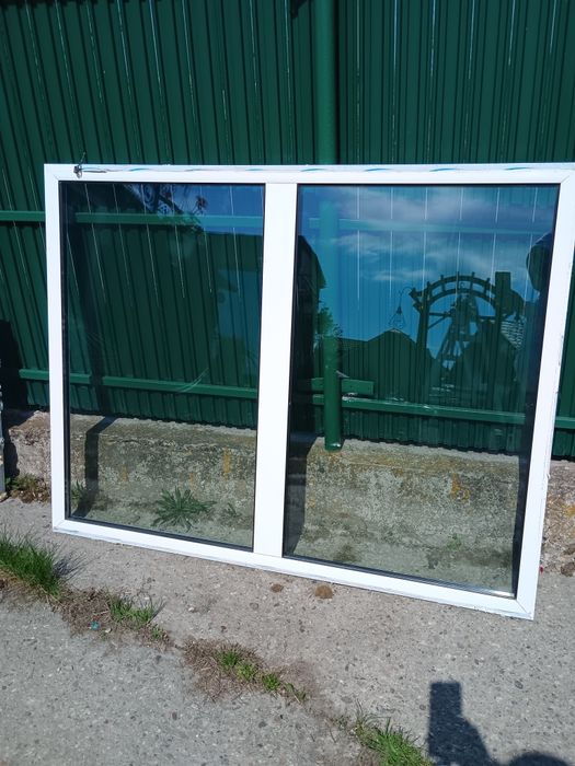 Ușa și geam termopan din aluminiu.