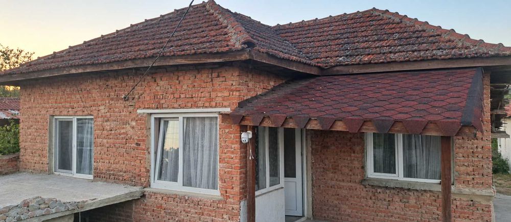 ПРОДАВАТ СЕ КЪЩА И ВИЛА – ГР. ДЪЛГОПОЛ Продават се два отделни имота – къща и вила, разположени в гр. Дългопол