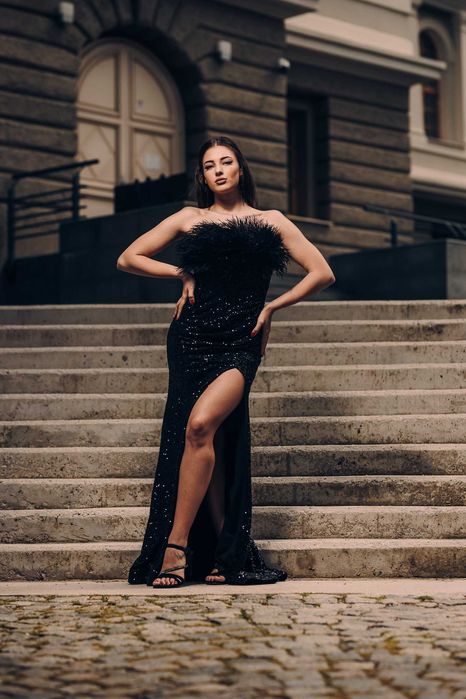 Бална черна рокля с пера по тялото