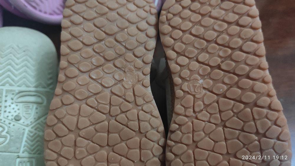 Детская обувь, сандалии, тапочки летние и тёплые.