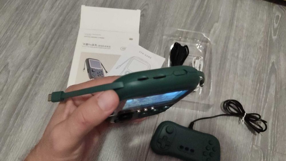 Consola jocuri 2 in 1 cu baterie externa si joystick