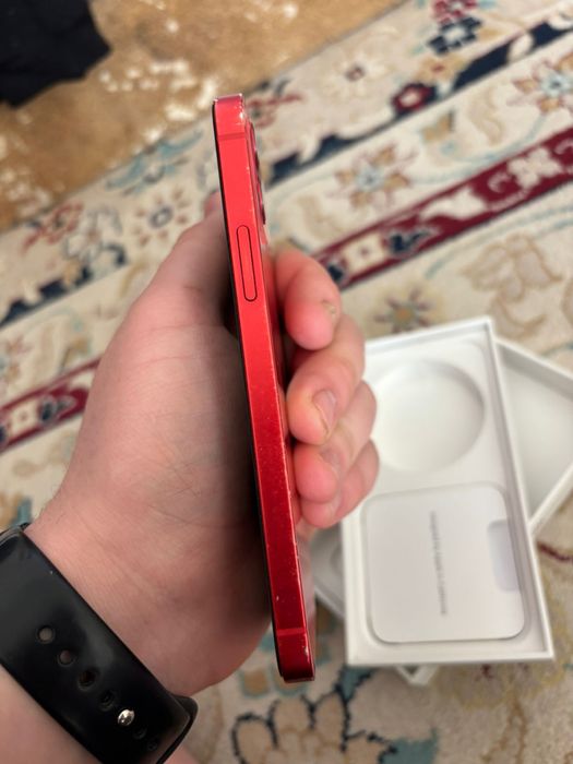 Iphone 12 красни