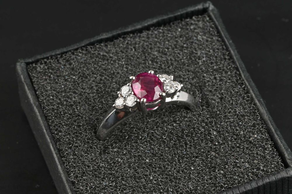 Златен Пръстен Бяло Злато 585 С Рубин и 6 Диаманта 0.30 карата