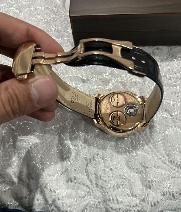 Продавам часоник на световно известната марка Jacob&Co Casino .