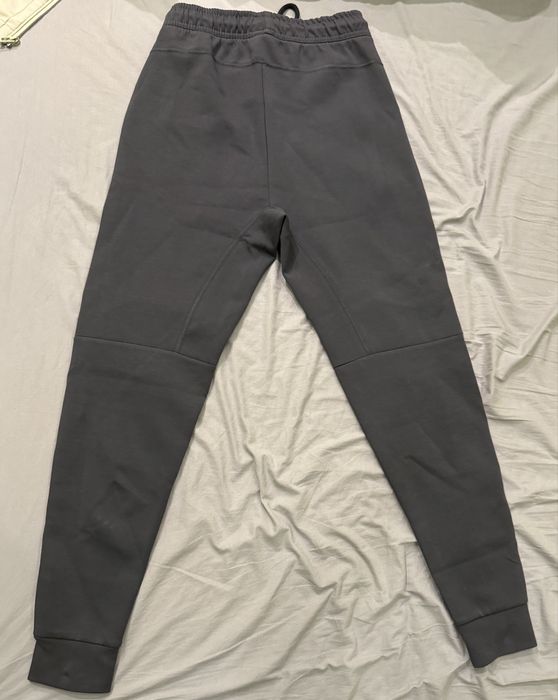 Продавам оригинален екип Nike tech fleece и тениска размер S, НОВО!