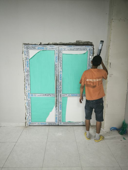 Продам двери алюминиевые.