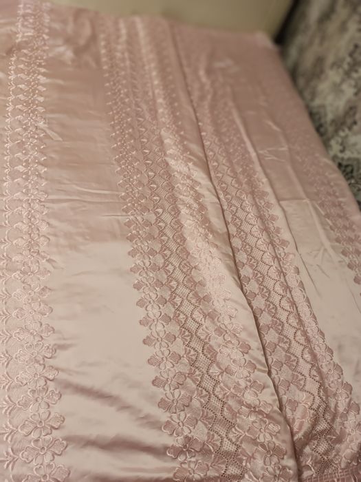 Продам покрывало на кровать б/у