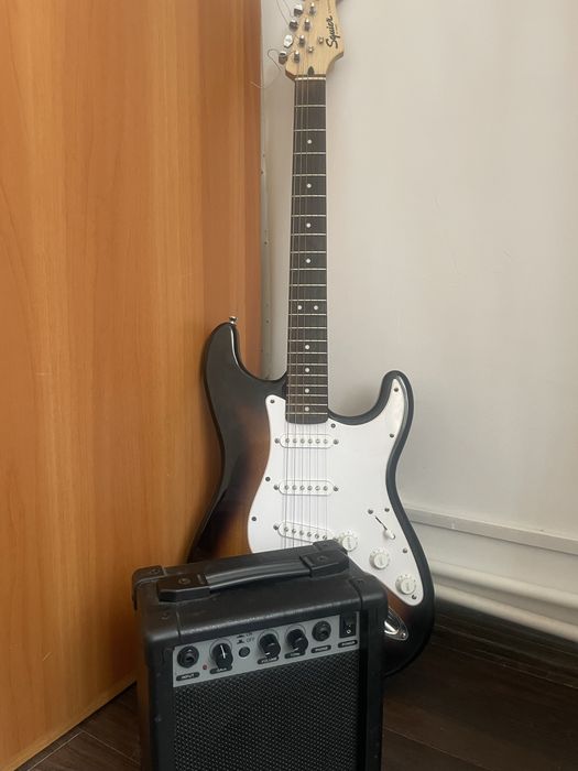 Kit Chitară Fender Squier Stratocaster, Amplificator, Husă, Cablu