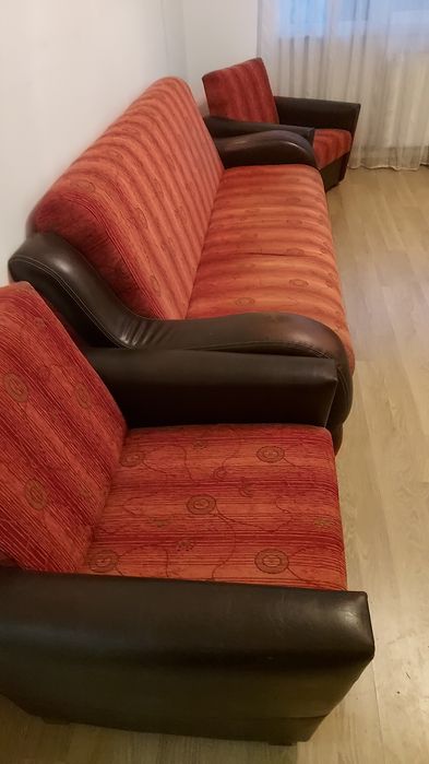 Vand ,canapea extensibila  ,2 fotoli,masa 10 persoane din lemn masi